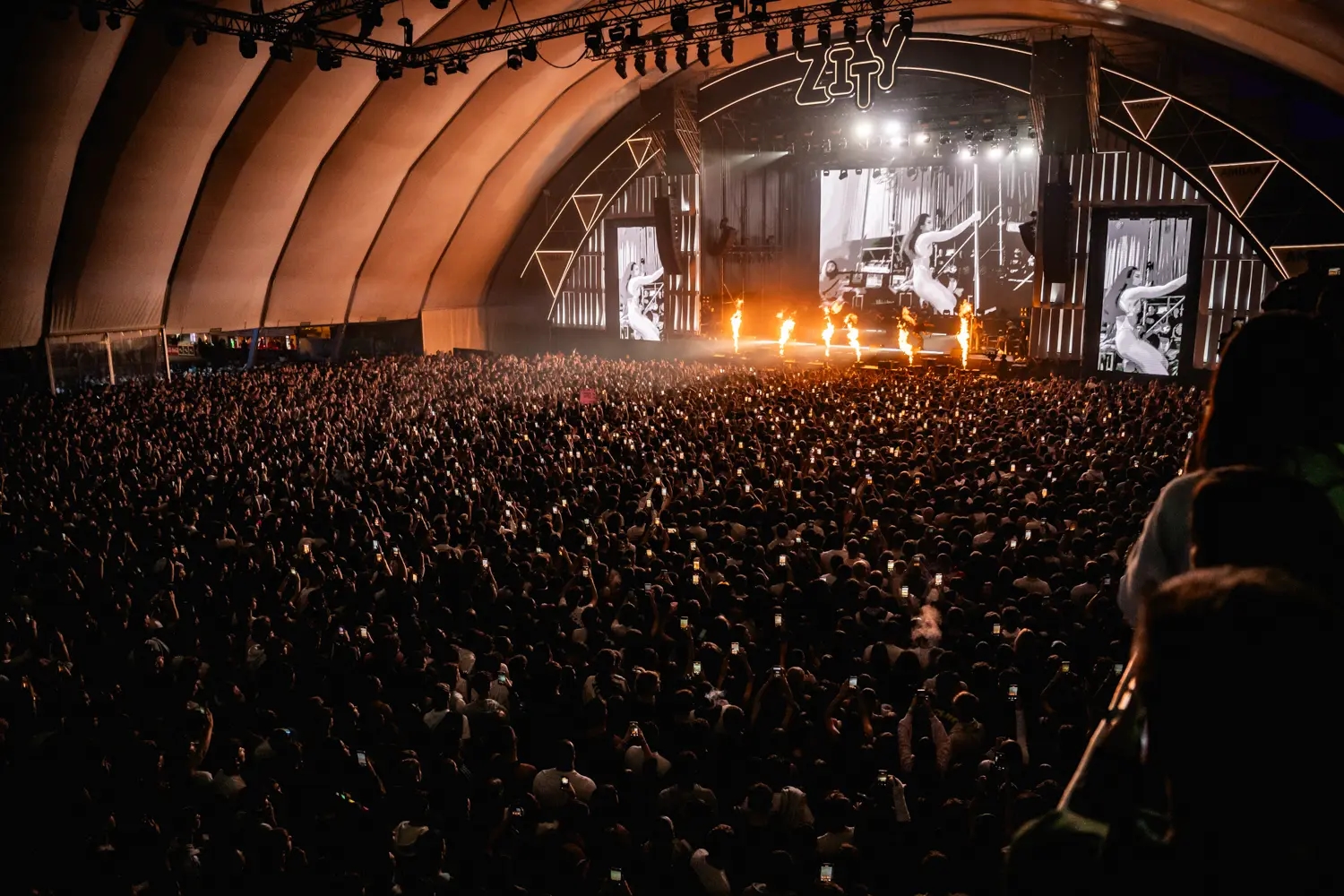 Multitud de personas disfrutando de un concierto en Espacio Zity 2025, imagen promocional para el Abono General de Espacio Zity 2026.