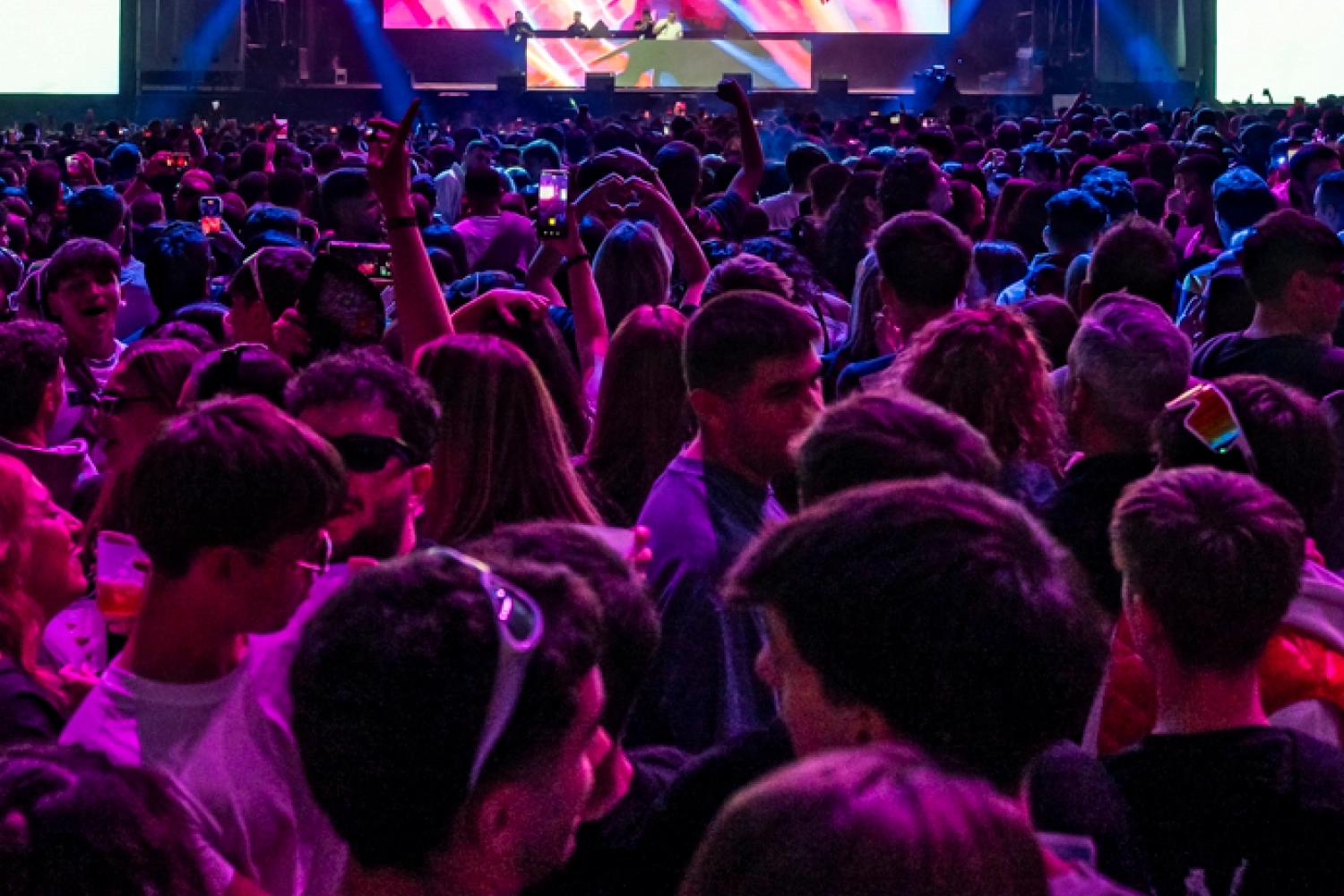 Multitud de personas disfrutando de una sesión de noche en Espacio Zity 2025, imagen promocional para el Abono Noche de Espacio Zity 2026.